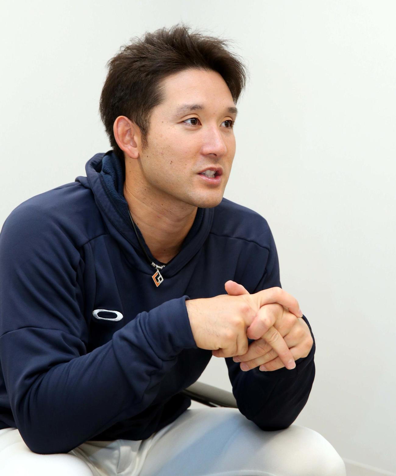 真剣な表情でインタビューに答える日本ハム杉谷