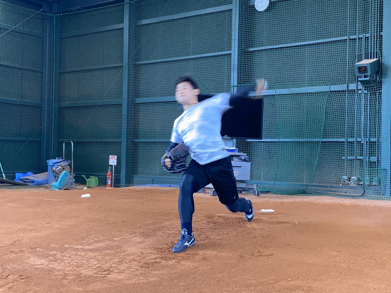 自主練習で熱を込めてブルペンで投げるオリックス宮城（球団提供）