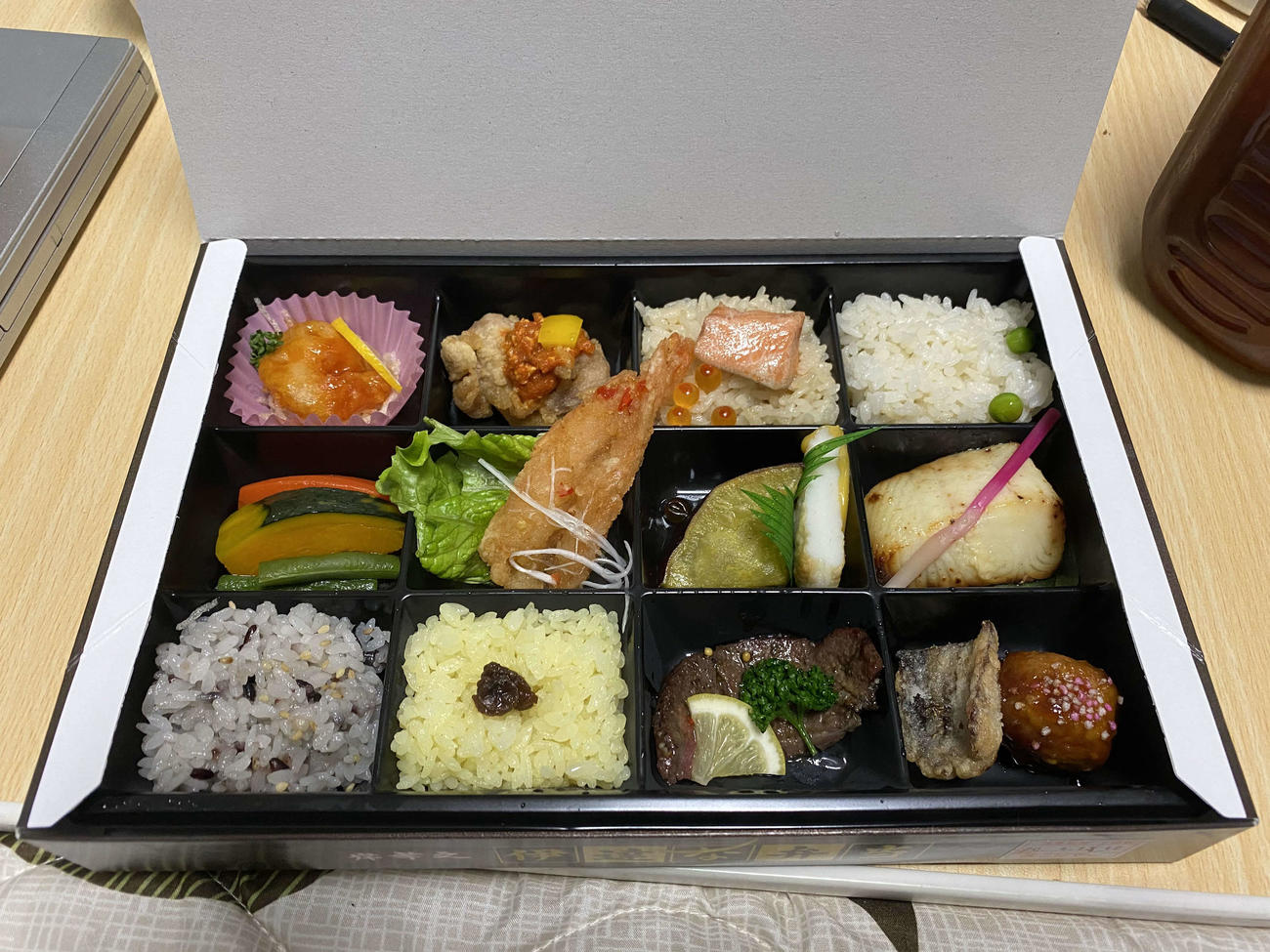 「岸孝之　伊達な弁当」（税込み1150円）
宮城・仙台の味覚が12品。笹（ささ）かまぼこのチーズ焼き、牛タンのバジルオイルソース焼きなど、こってりさっぱりの緩急抜群（撮影・桑原幹久）