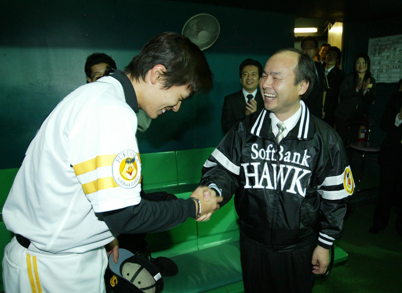 開幕戦で勝利投手を飾ったソフトバンク和田（左）は孫オーナーと握手を交わす(2005.03.26)