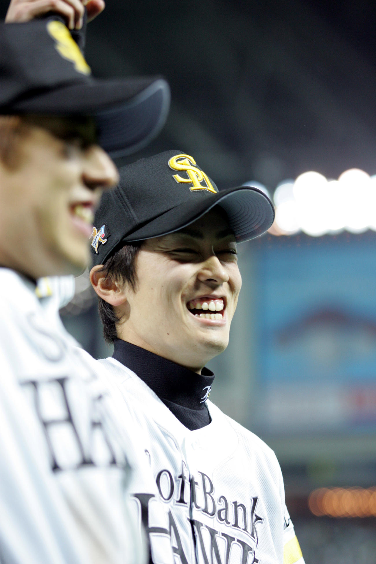 開幕投手で勝利したソフトバンク和田（右）はお立ち台で満面の笑みを見せる(2005.03.26)