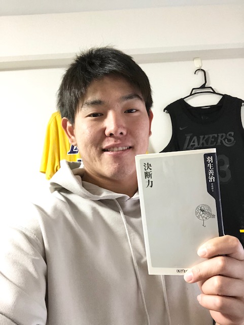 寮での待機中に読書に励むロッテ安田（球団提供）
