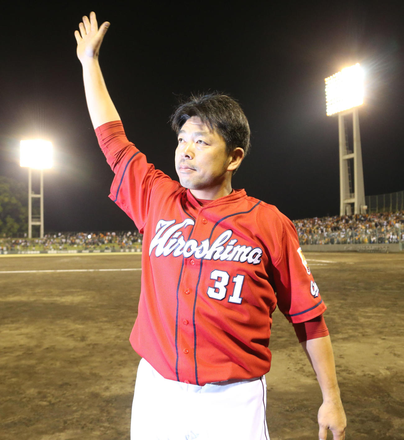 スタンドのファンに向かって手を振る広島石原（2019年4月17日）