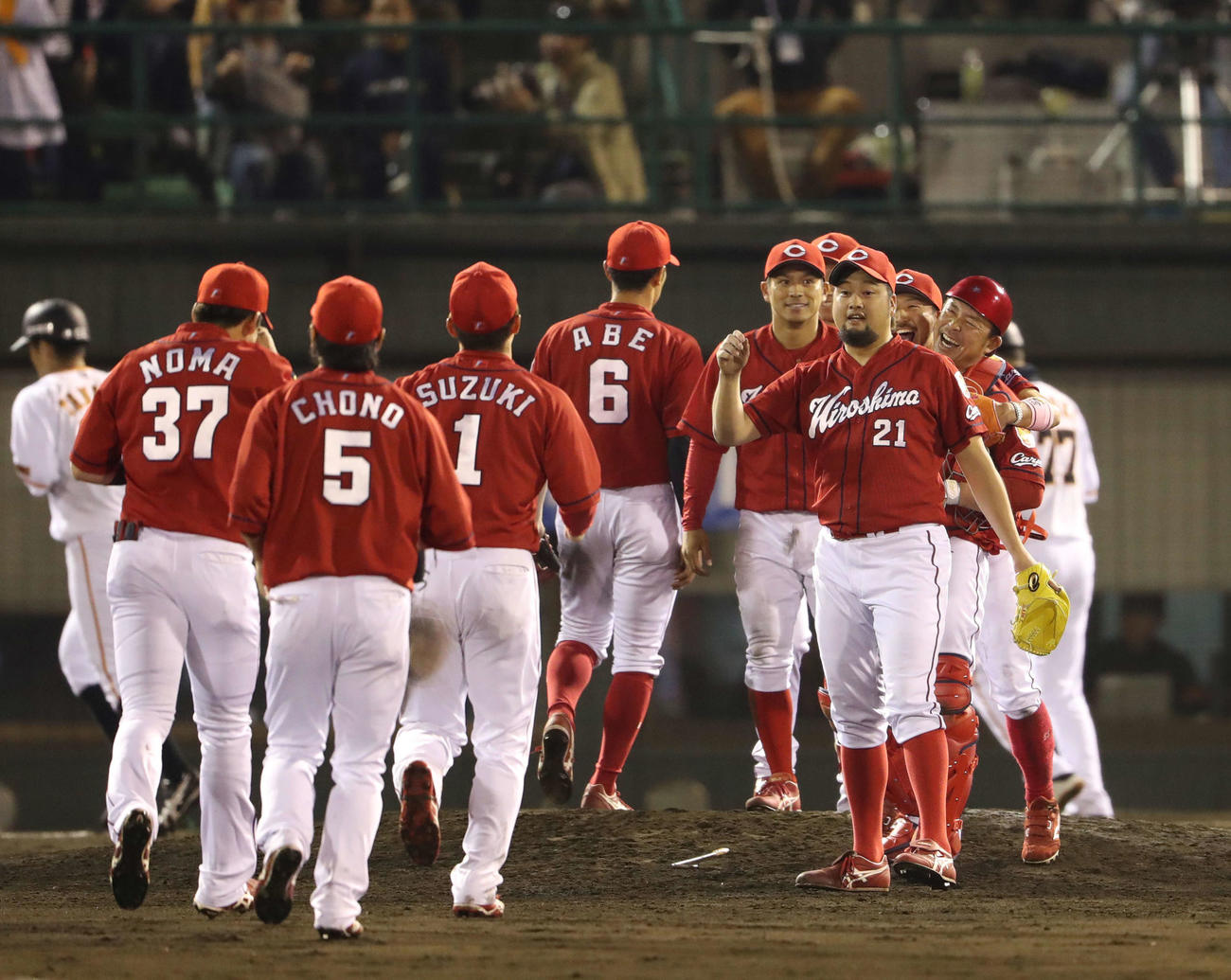 広島石原（右）は菊池涼（同2人目）に抱きつかれ笑顔を見せる（2019年4月17日）