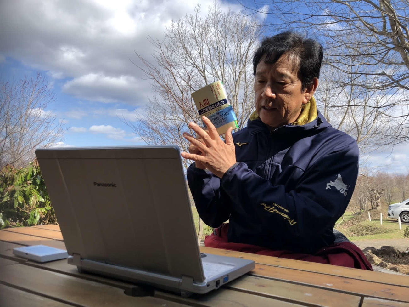 オンライン取材で推薦図書を紹介する日本ハム栗山監督（球団提供）