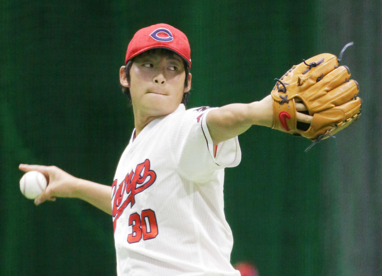 投球練習を行う広島一岡（撮影・加藤孝規）