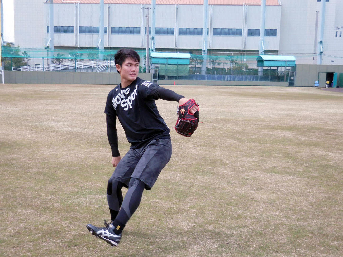 鳴尾浜球場で自主練習を行う阪神西純（球団提供）
