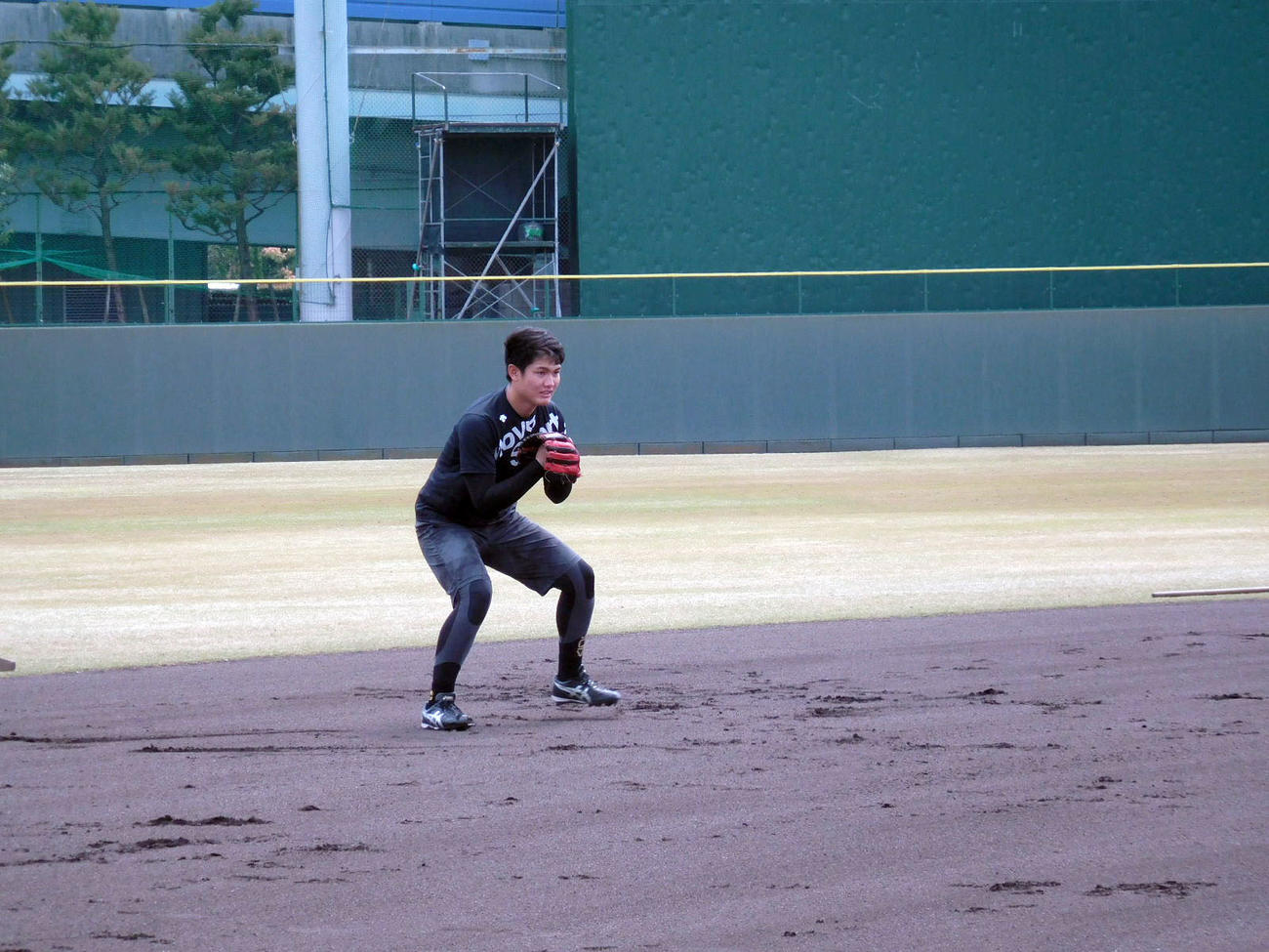 鳴尾浜球場で自主練習を行う阪神西純（球団提供）