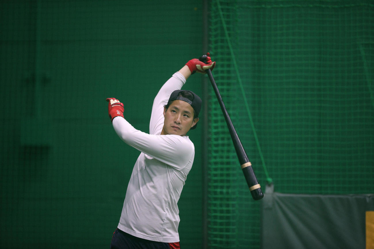 甲子園の室内練習場で自主練習を行う阪神木浪（球団提供）