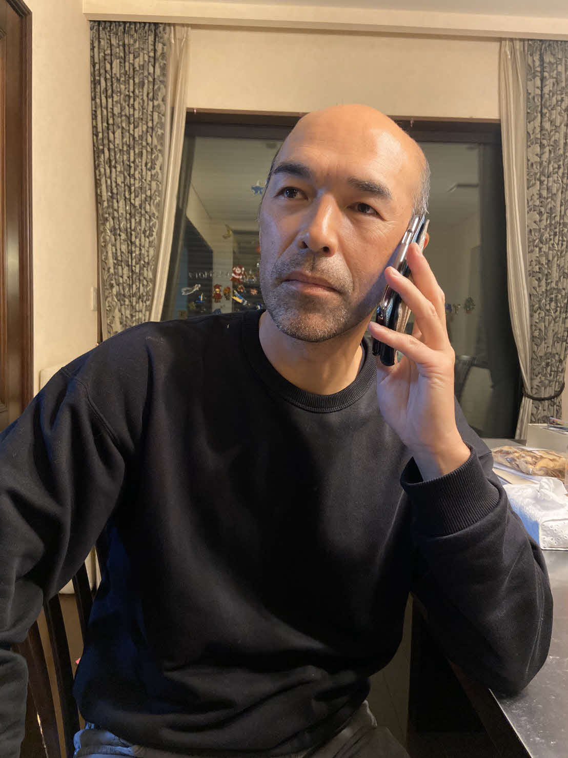 宮本慎也氏と電話で打撃論をかわす和田一浩氏（撮影・和田壮多朗）