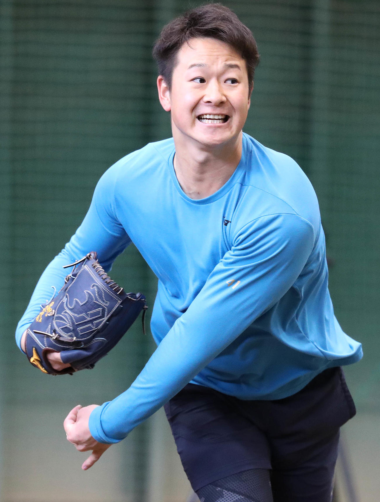 投球練習する巨人中川