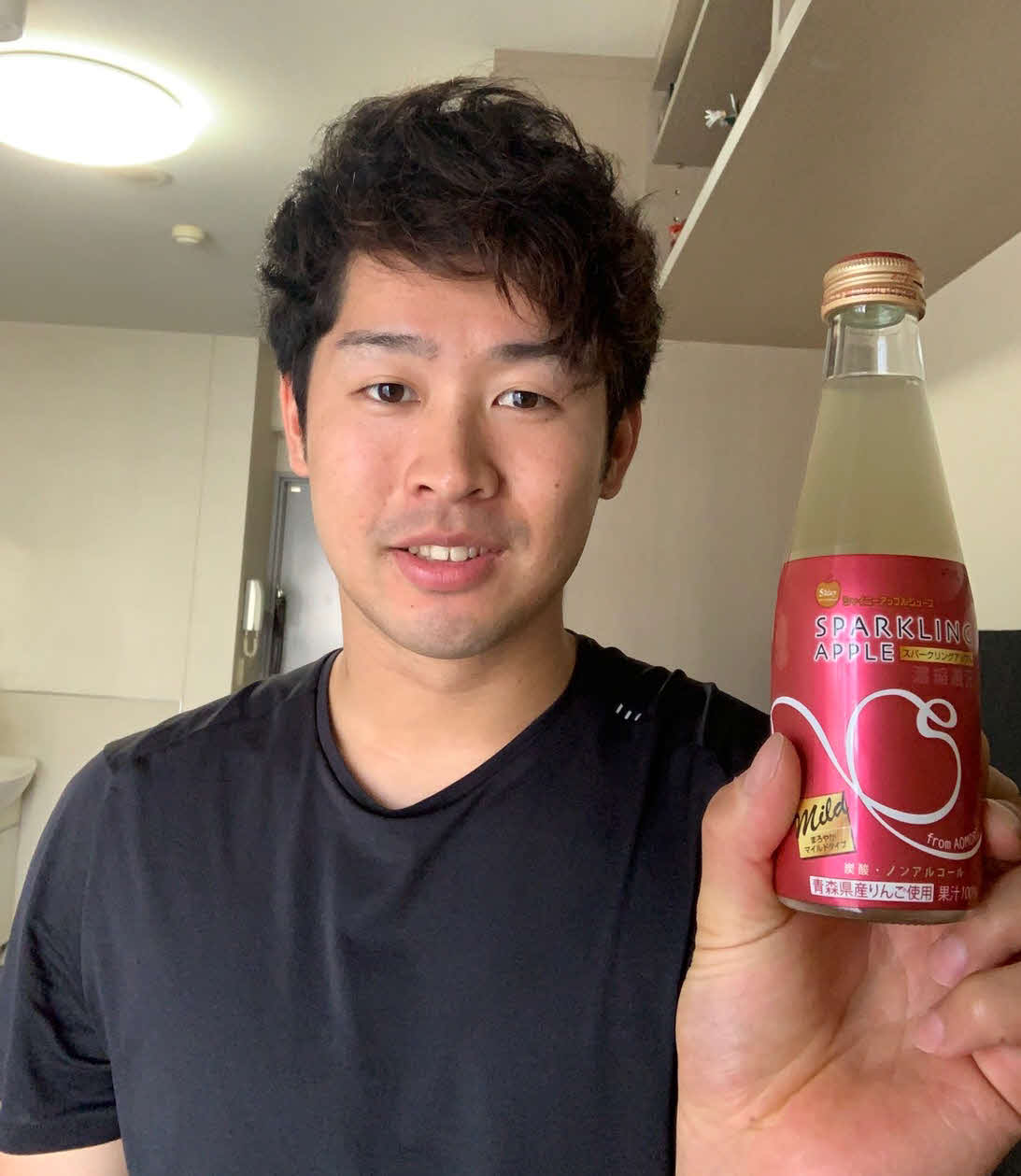 地元青森のりんごジュースをPRするロッテ種市（球団提供）