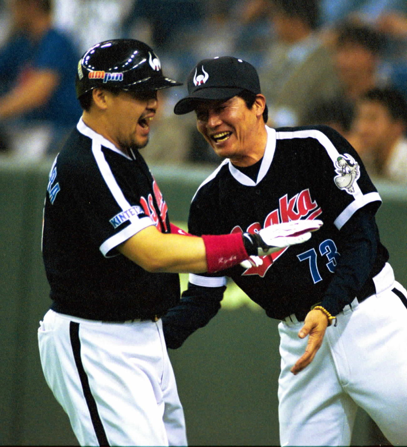 中村紀洋（左）と梨田昌孝監督（2001年5月撮影）