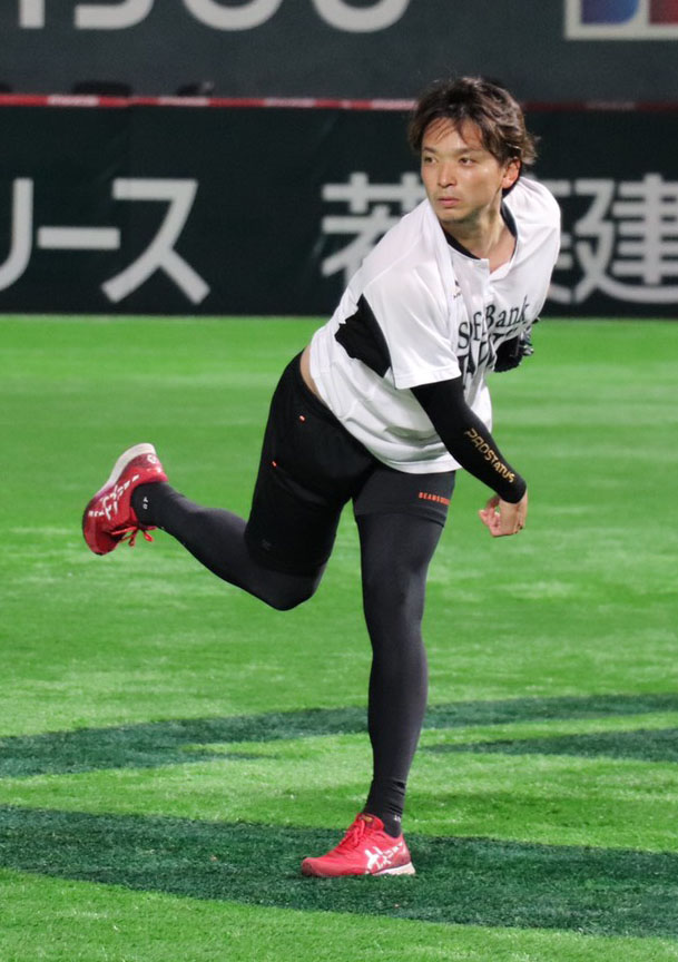 投球練習する東浜巨（球団提供）
