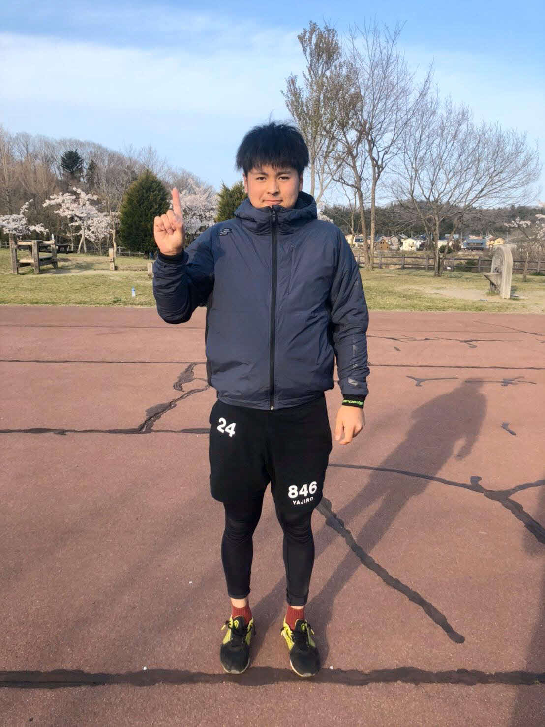 1歳年をとりましたというポーズをとる楽天黒川（球団提供）