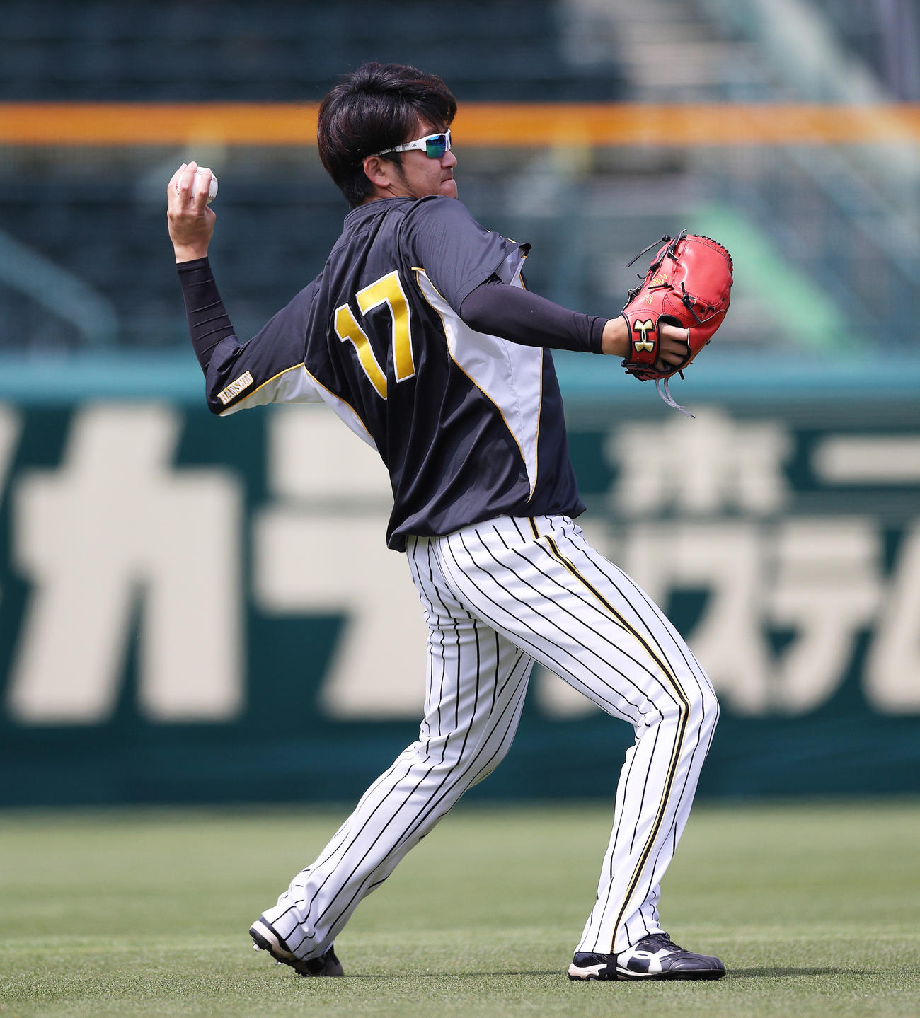 甲子園で自主練習を行う岩貞祐太（阪神タイガース提供）