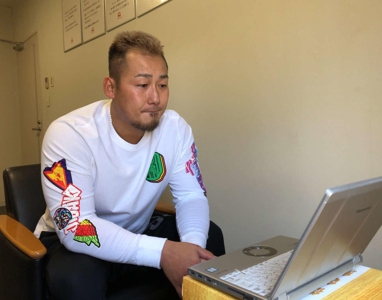 札幌市内の合宿所でオンライン取材を受ける日本ハム中田（球団提供）