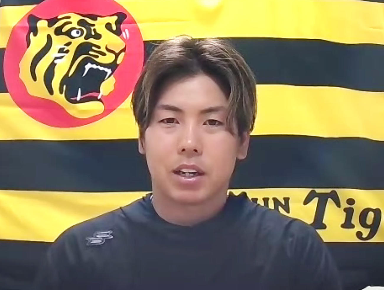 オンライン取材を受ける梅野隆太郎（撮影・清水貴仁）