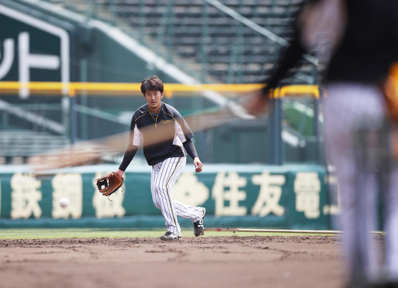 甲子園で自主練習を行う岩貞（阪神タイガース提供）