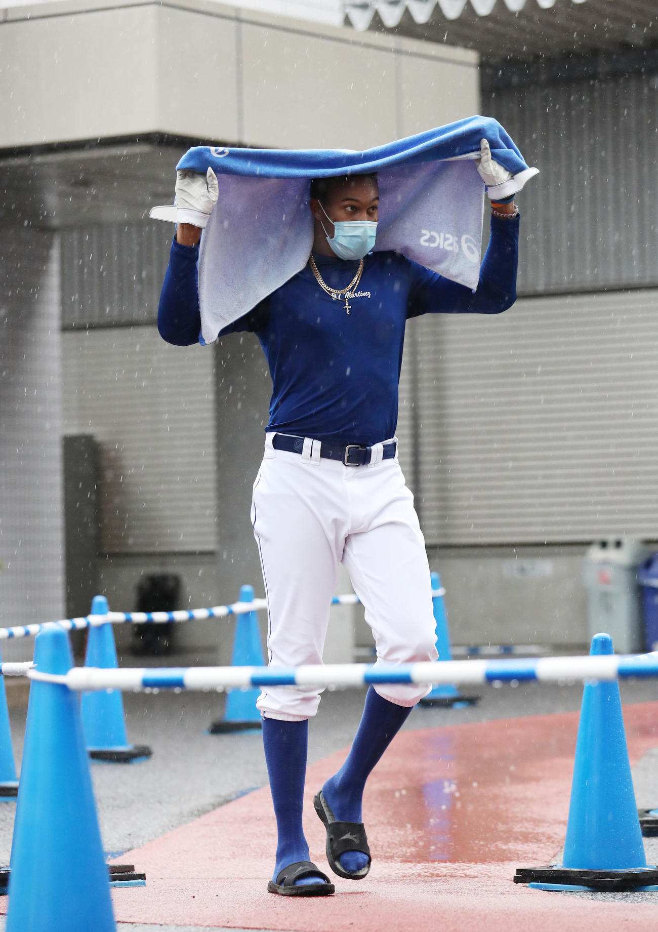 中日自主練習　タオルを手に移動するライデル・マルティネス