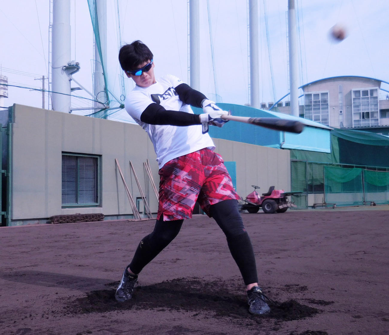鳴尾浜で自主練習を行う井上（15日、阪神タイガース提供）