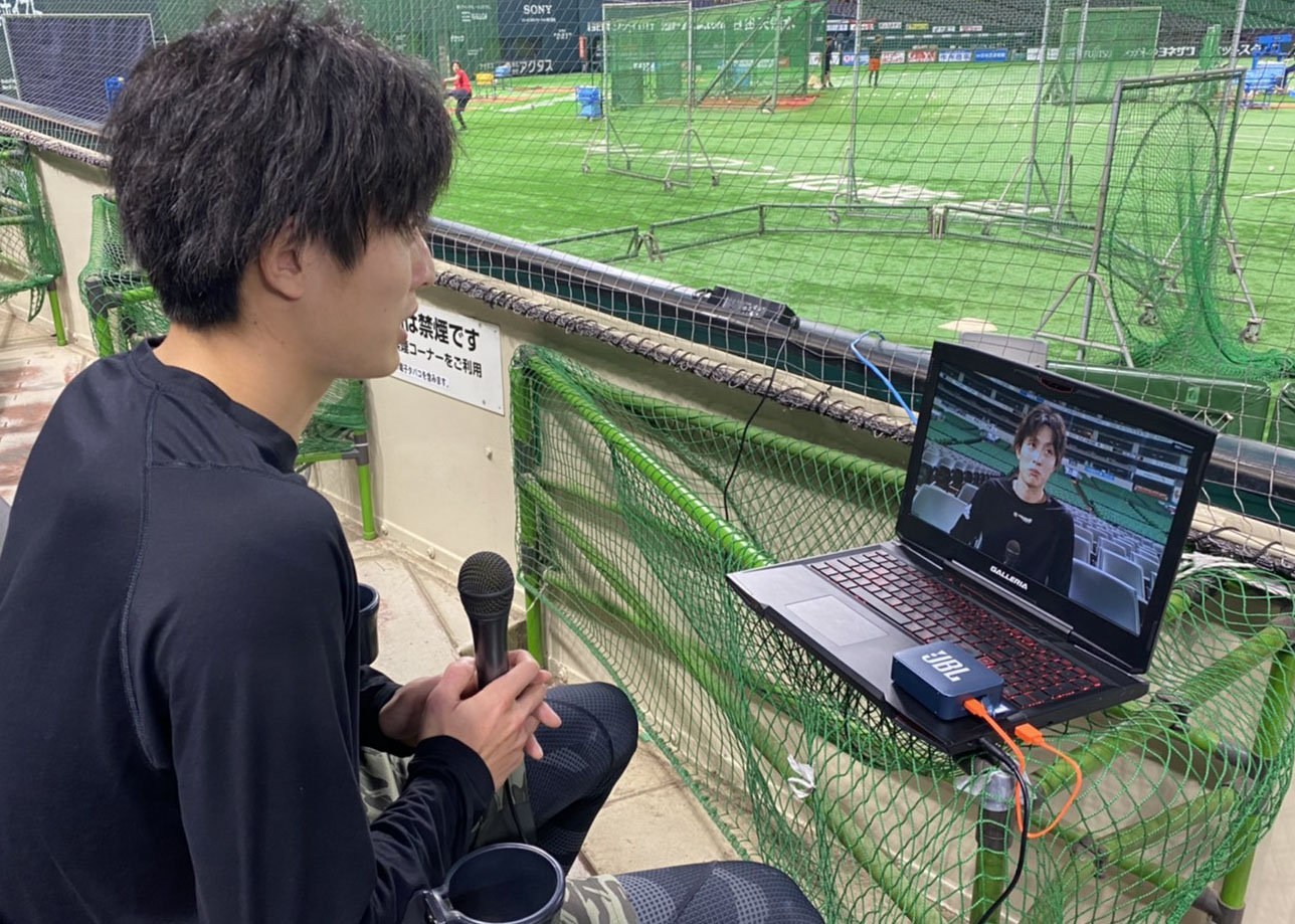 練習を終え、オンラインで取材に応じるソフトバンク周東（球団提供）