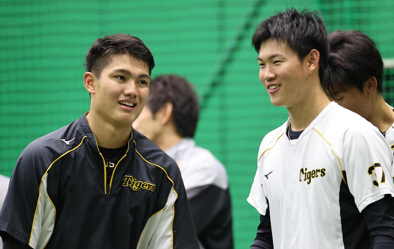 西純矢（左）と及川雅貴