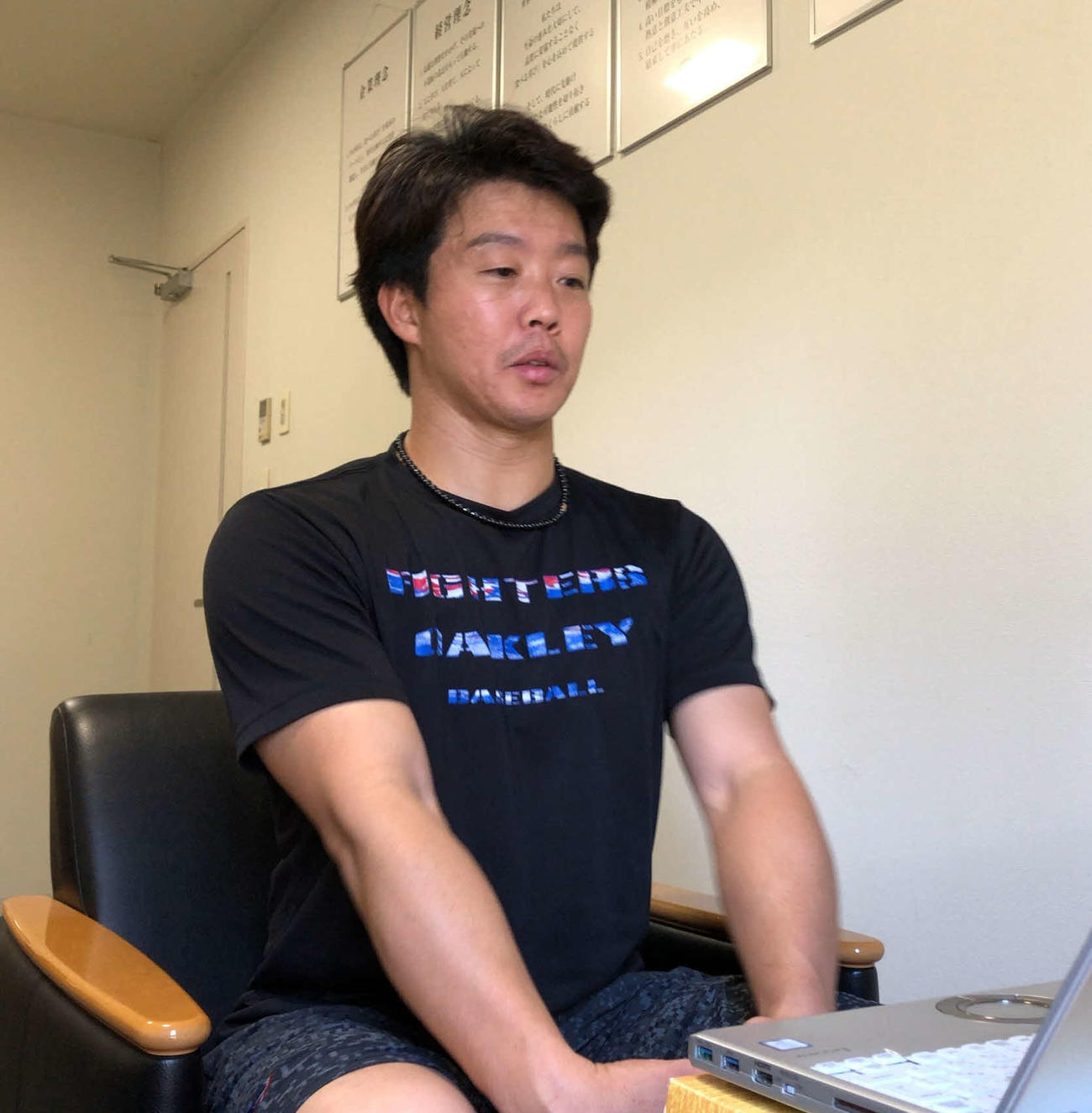 札幌市内にある合宿所でオンライン取材を受ける日本ハム鶴岡（球団提供）