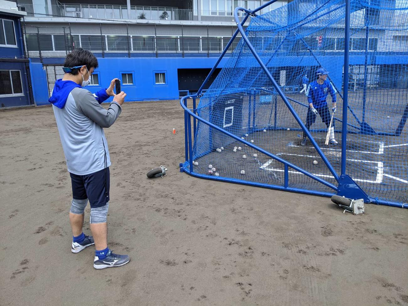 球団スタッフが動画撮影をする中、打撃練習をするDeNA森