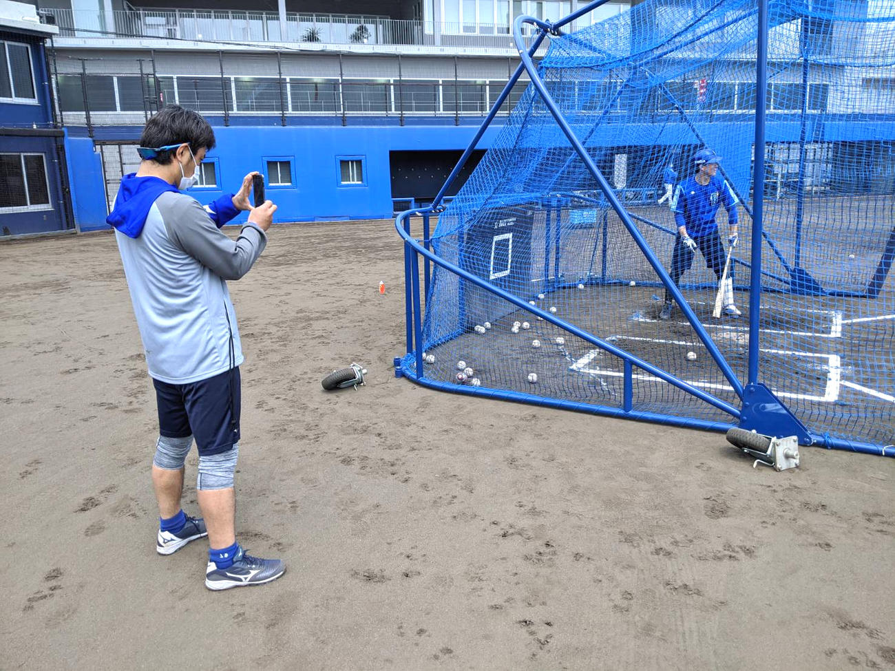 球団スタッフが動画撮影をする中、打撃練習をするDeNA森
