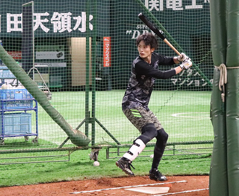 打撃練習で汗を流す周東（球団提供）