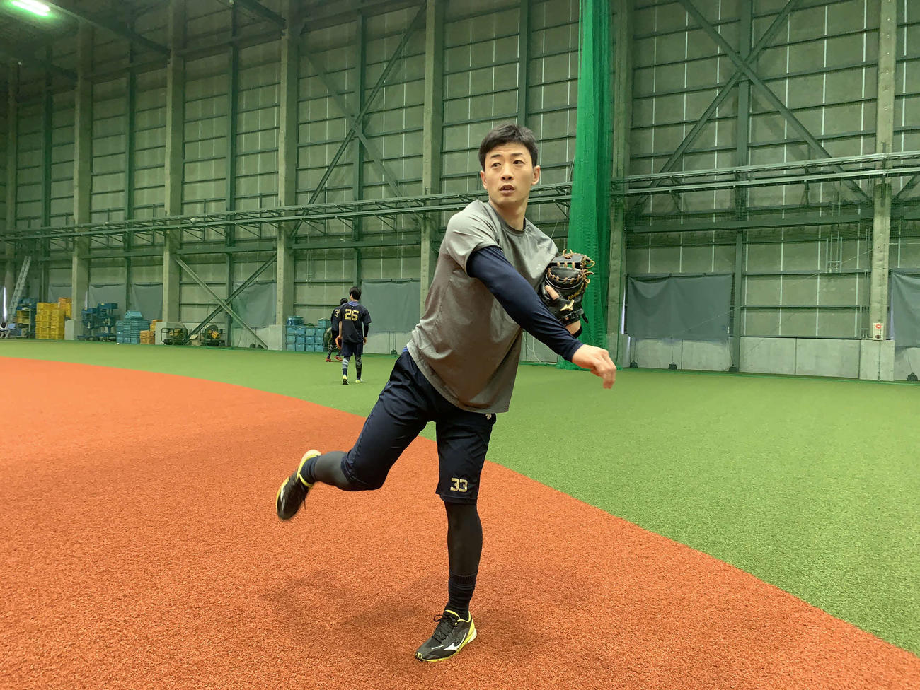 自主練習に取り組むオリックス松井雅（球団提供）