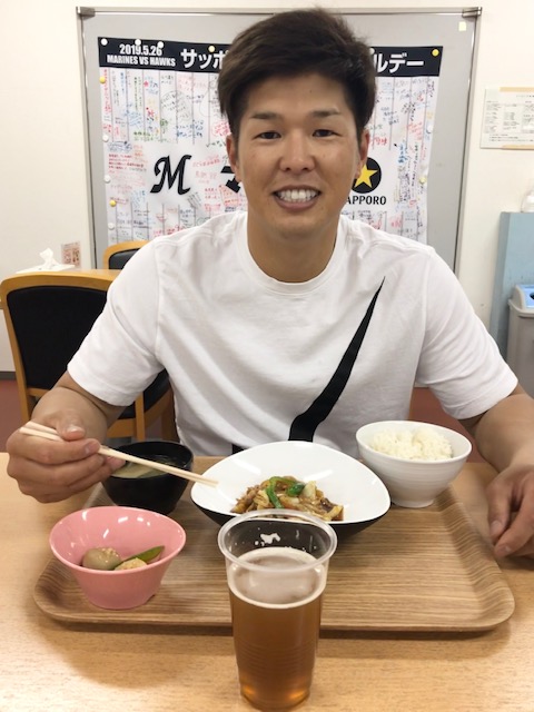 食事をするロッテ中村奨吾