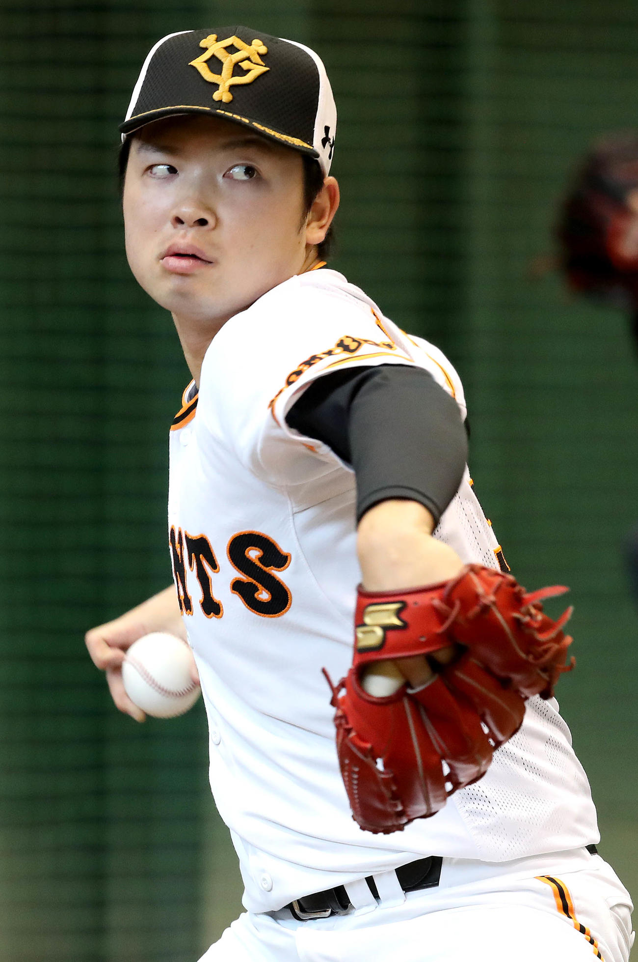 投球練習する巨人高田