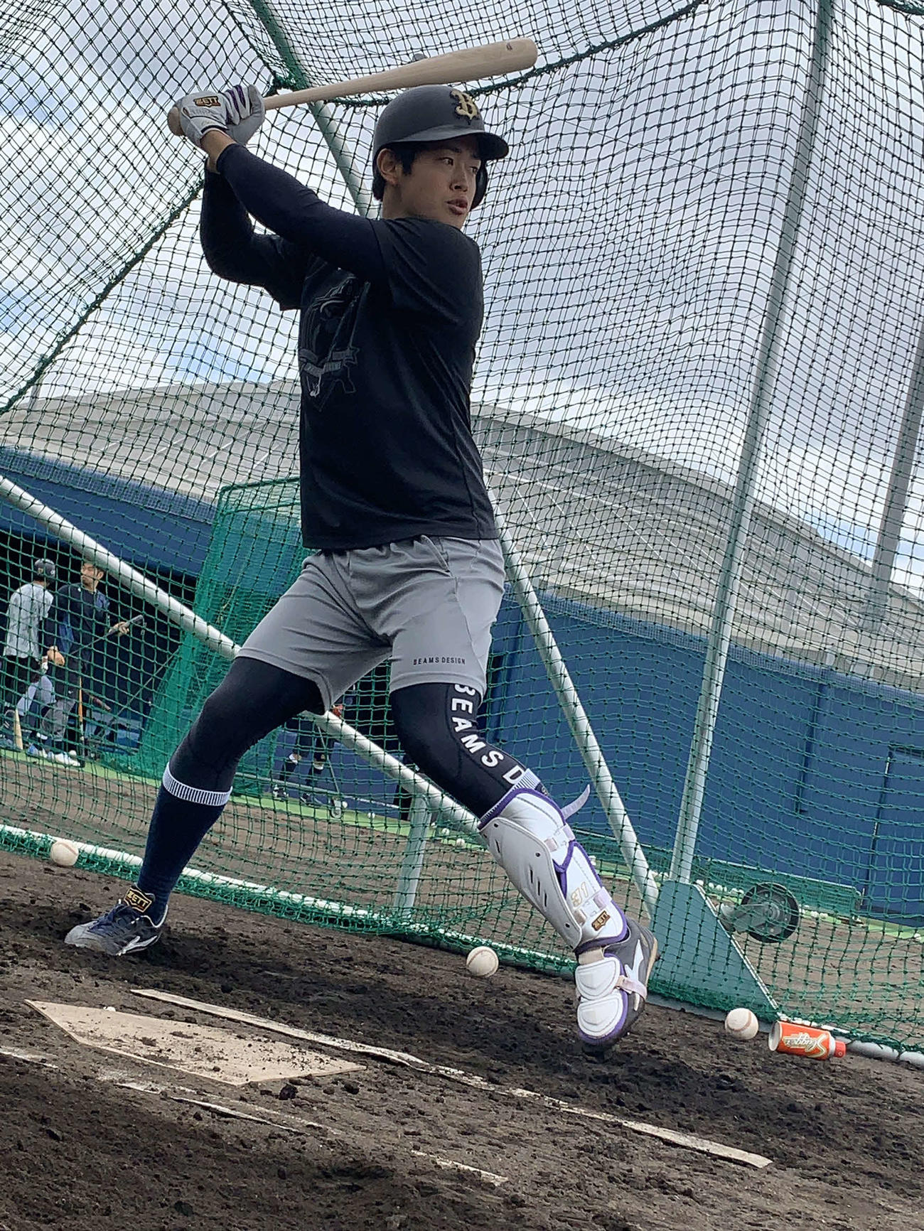 大阪・舞洲の球団施設で自主練習に取り組むオリックス太田椋内野手（球団提供）