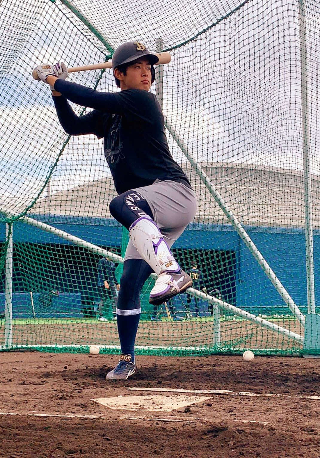 大阪・舞洲の球団施設で自主練習に取り組むオリックス太田椋内野手（球団提供）