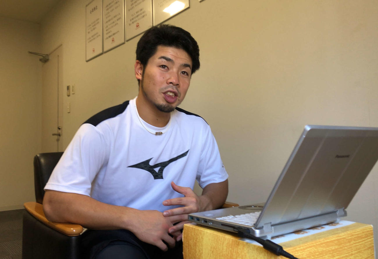 札幌市内にある合宿所でオンライン取材を受ける日本ハム近藤（球団提供）