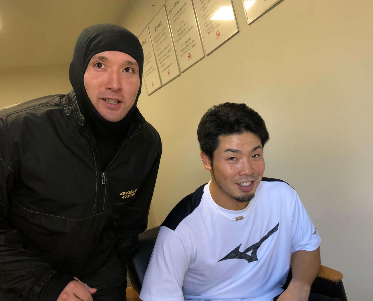 札幌市内にある合宿所でオンライン取材を受ける日本ハム近藤（左は乱入してきた杉谷）（球団提供）