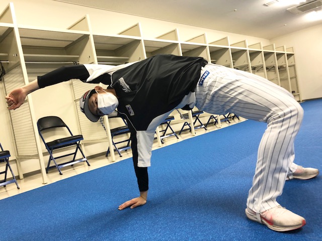 ストレッチ動画を公開するロッテ佐々木朗（球団提供）