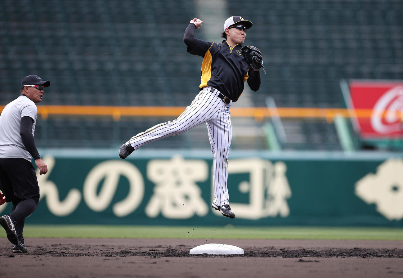 自主練習で軽快にスローイングする糸原（球団提供）