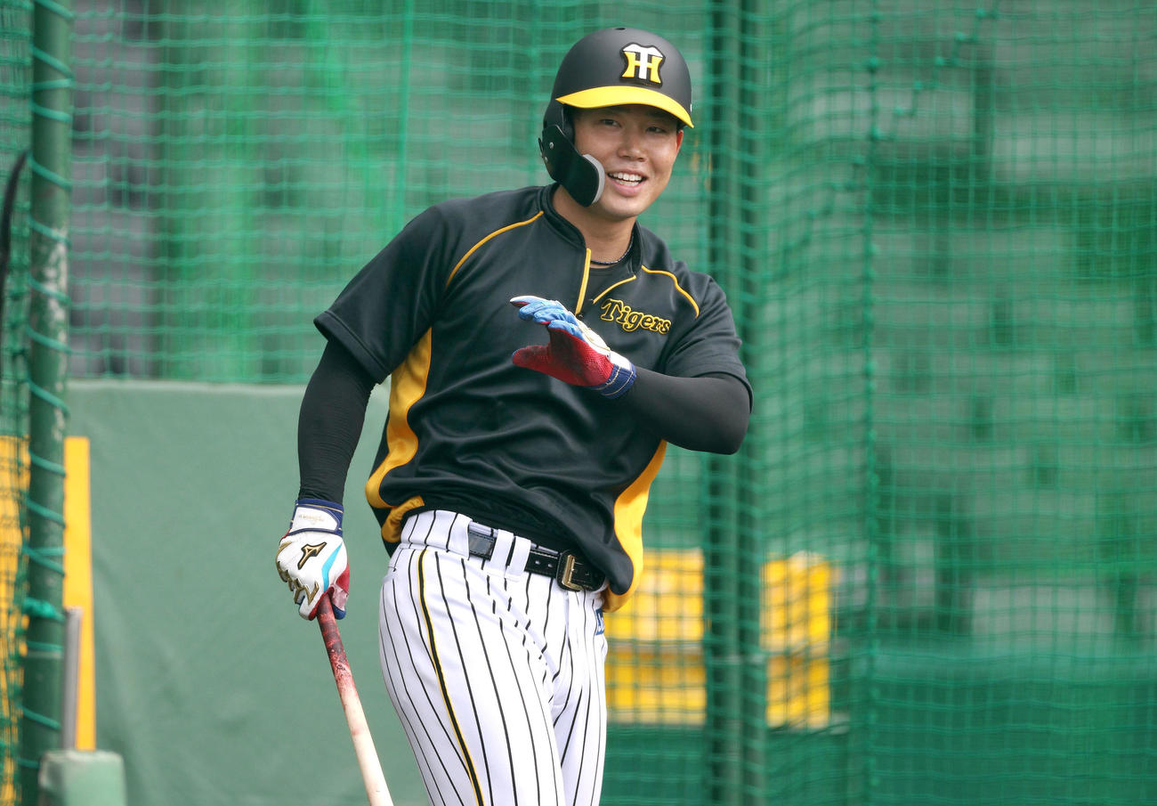 練習中、笑顔を見せる糸原（阪神タイガース提供）