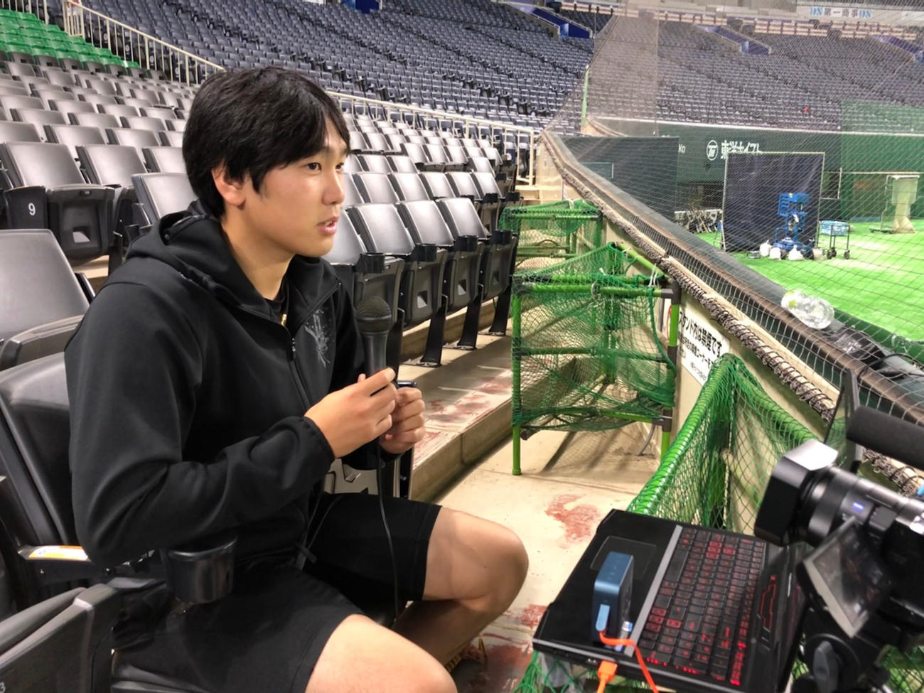 練習を終え、オンラインで取材に応じる石川柊太（球団提供）