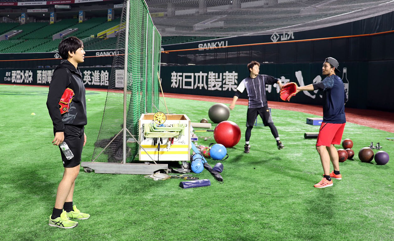 千賀から指導を受ける石川柊太（球団提供）