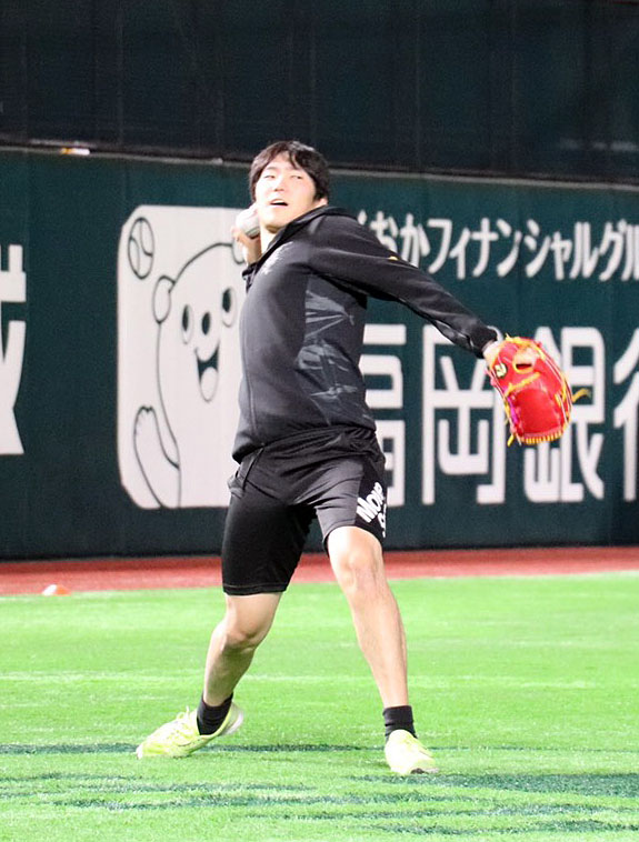 キャッチボールで調整する石川柊太（球団提供）