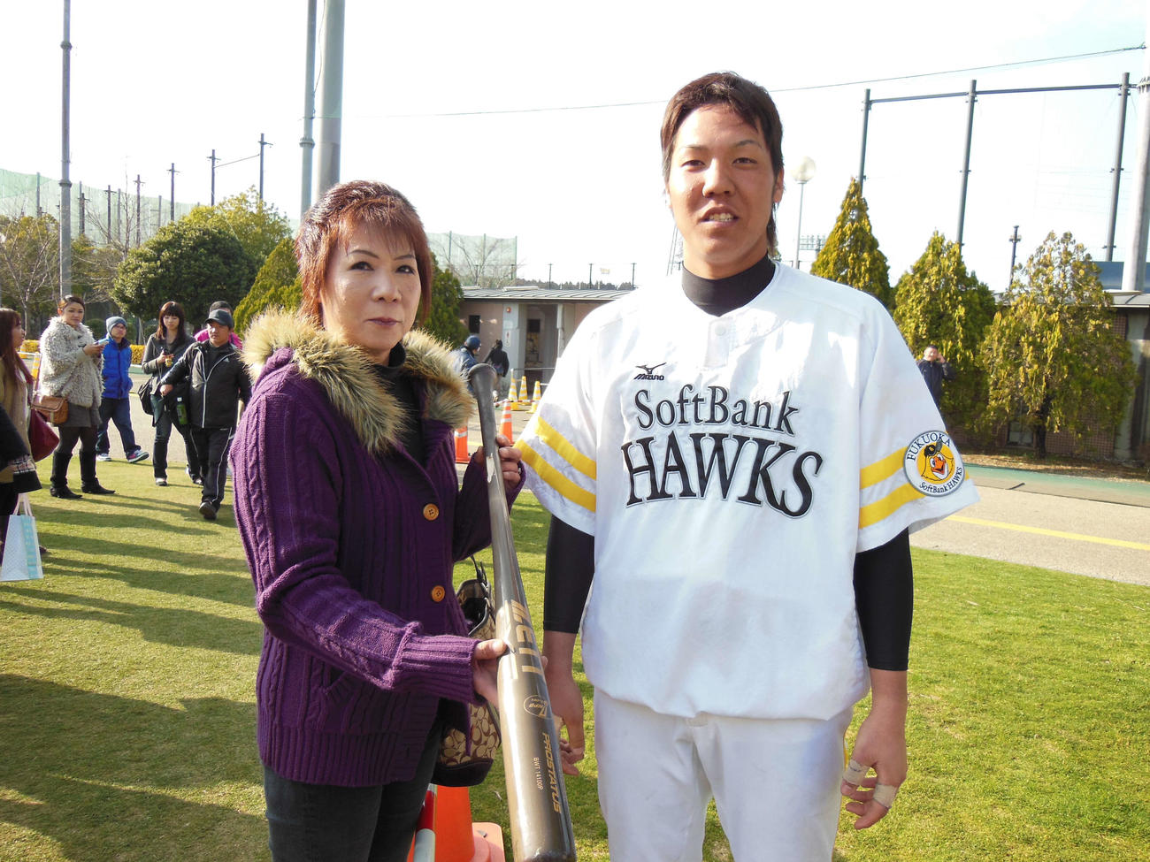 13年2月、白根は東京ガスとの練習試合でプロ初打席に立ちサヨナラ安打を放ち、記念のバットを母みゆきさんに手渡す