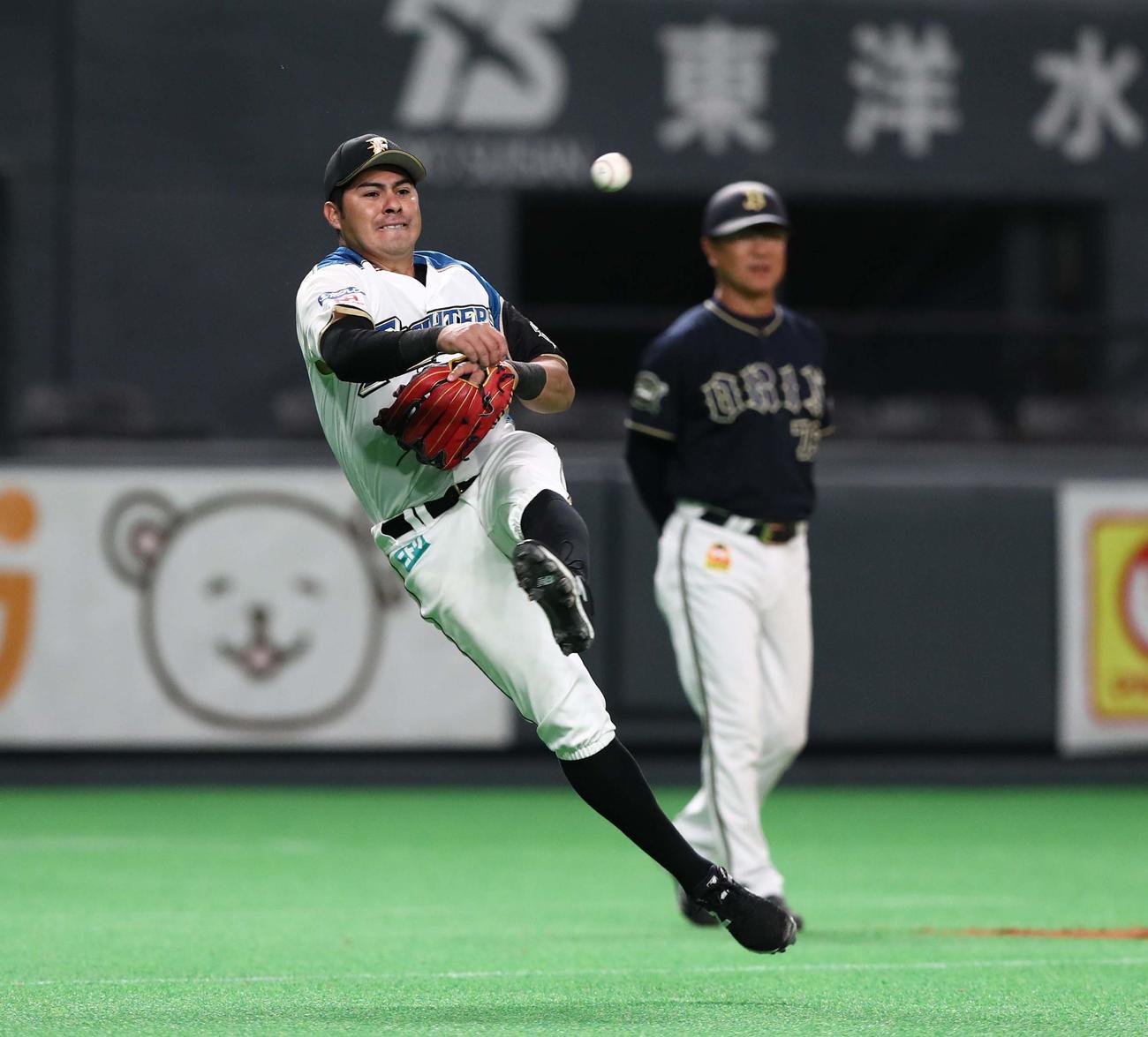 2月29日　オリックスとのオープン戦で一塁へ送球する日本ハム・ビヤヌエバ