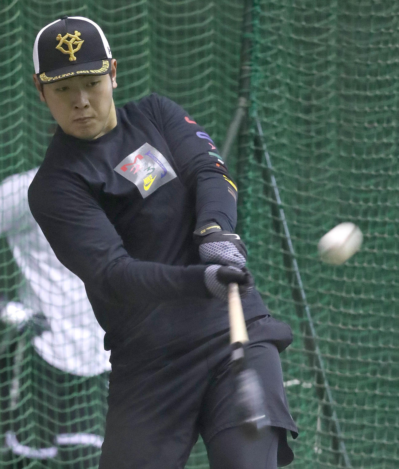 打撃練習する巨人岡本（提供：読売巨人軍）