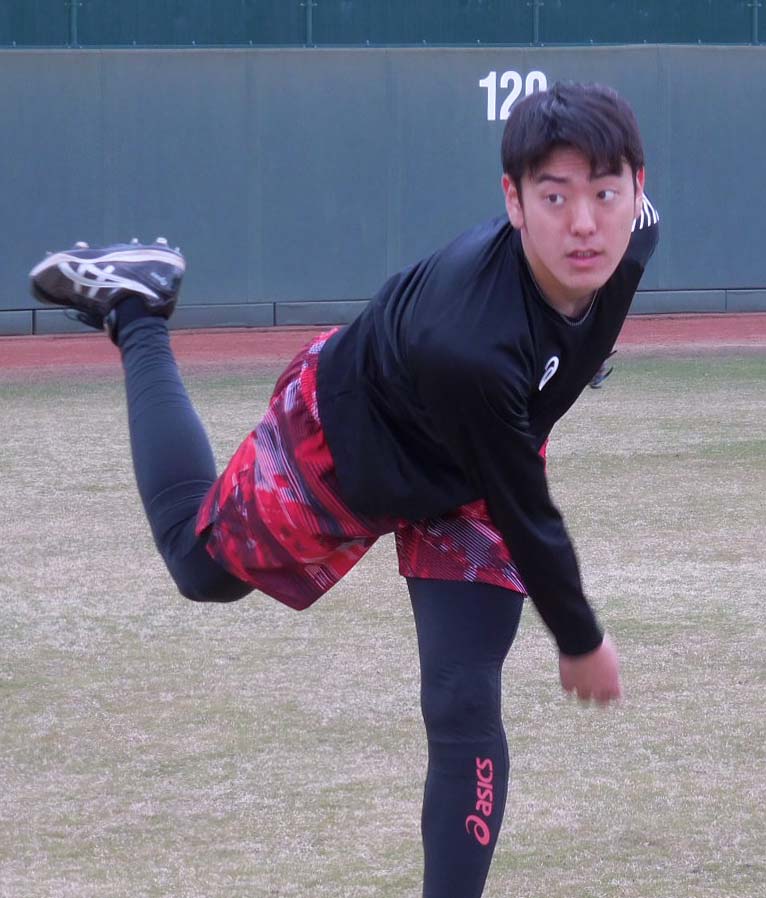 鳴尾浜球場で自主トレをする小川一平（球団提供）