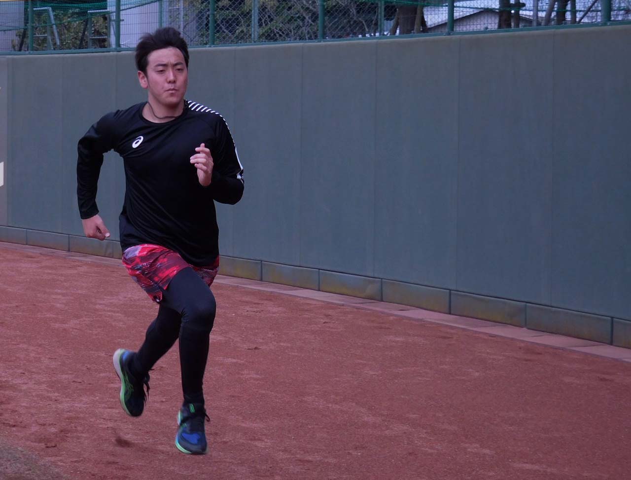 鳴尾浜球場で自主トレをする小川一平（球団提供）