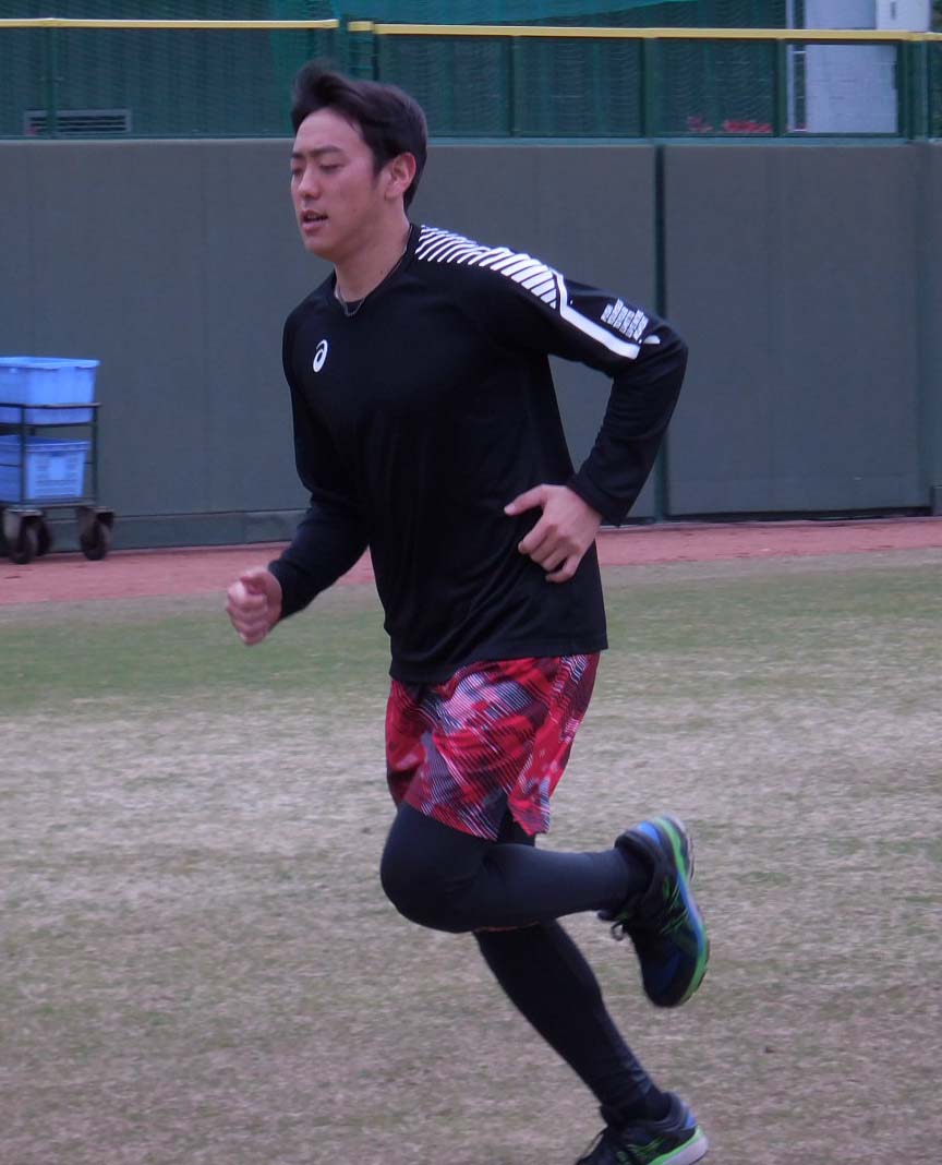 鳴尾浜球場で自主トレをする小川一平（球団提供）